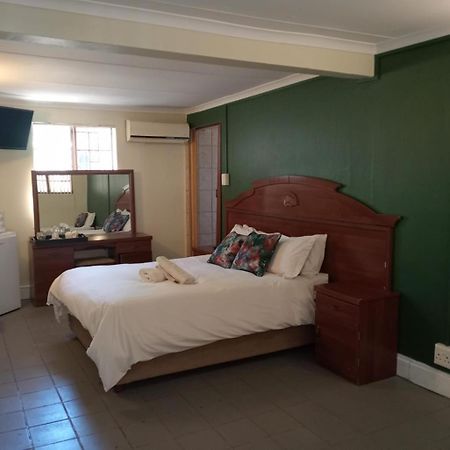 Villa De La Rosa Klerksdorp Bagian luar foto