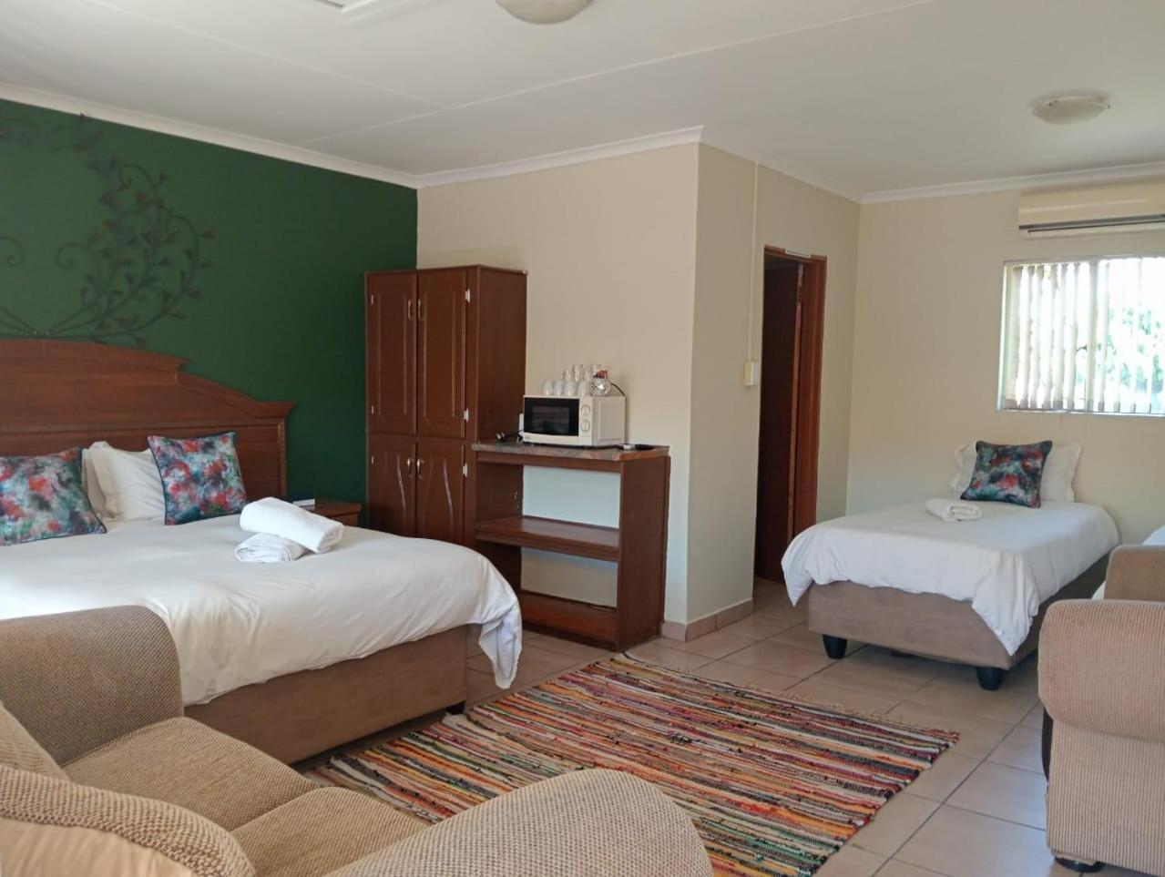Villa De La Rosa Klerksdorp Bagian luar foto