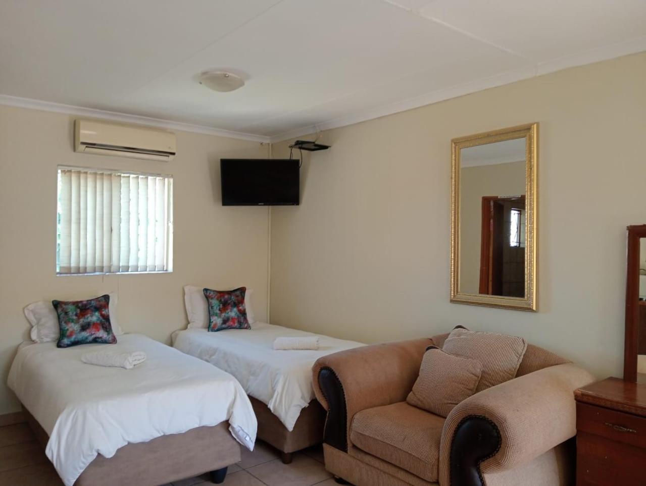 Villa De La Rosa Klerksdorp Bagian luar foto