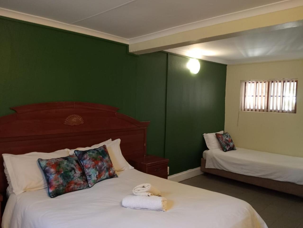 Villa De La Rosa Klerksdorp Bagian luar foto