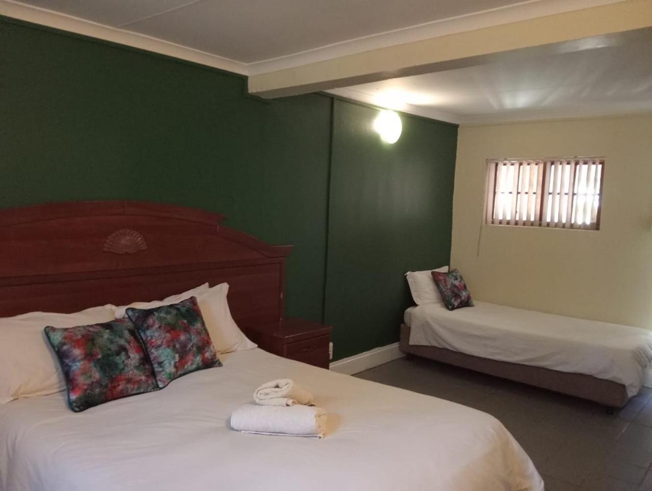 Villa De La Rosa Klerksdorp Bagian luar foto
