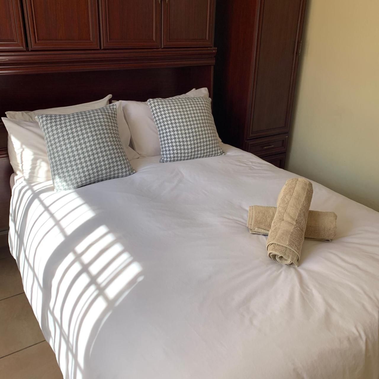 Villa De La Rosa Klerksdorp Bagian luar foto